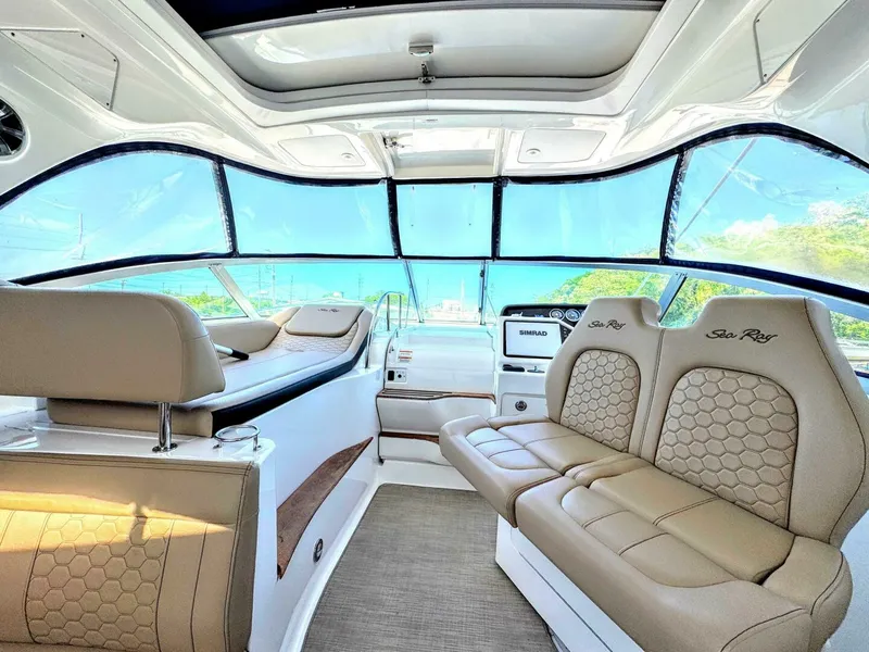 Slide: The Image of Sea Ray 350 Sundancer 2019 - 12