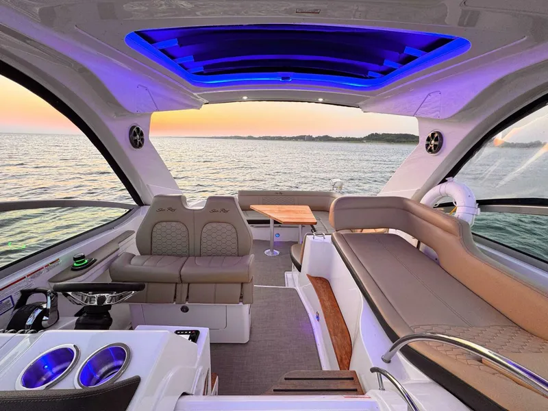 Slide: The Image of Sea Ray 350 Sundancer 2019 - 14
