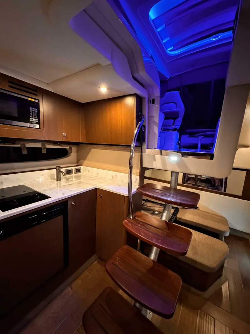 Slide: The Image of Sea Ray 350 Sundancer 2019 - 22
