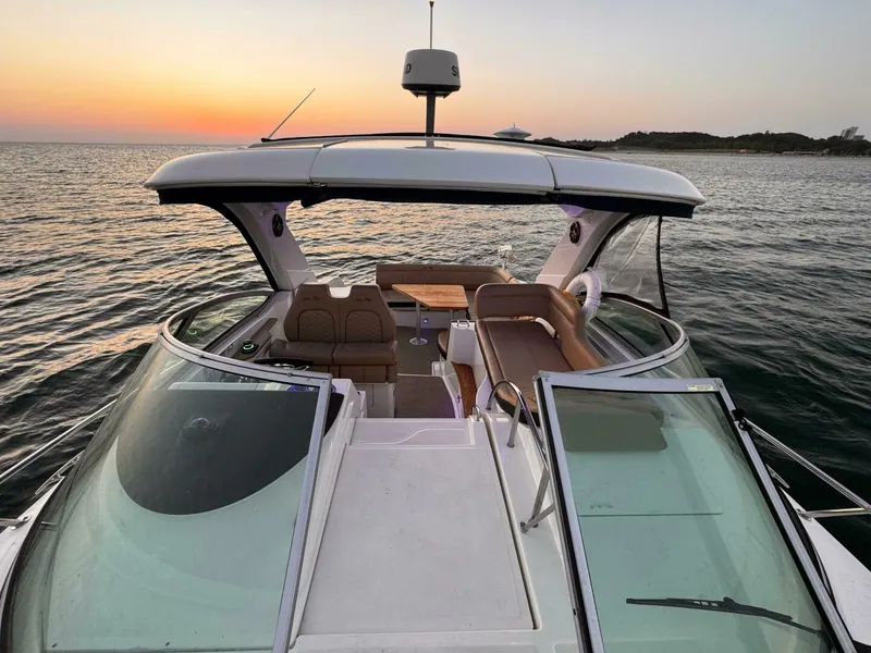 Slide: The Image of Sea Ray 350 Sundancer 2019 - 3