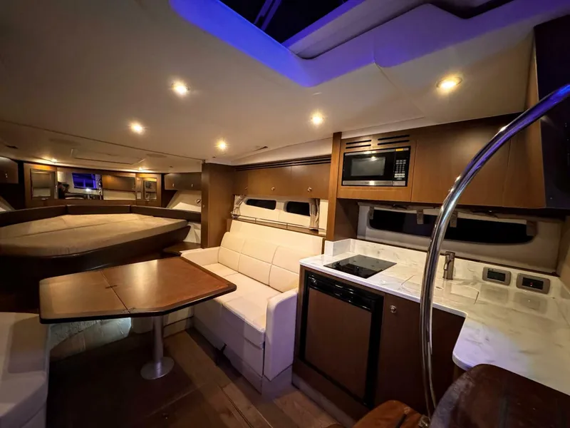 Slide: The Image of Sea Ray 350 Sundancer 2019 - 5