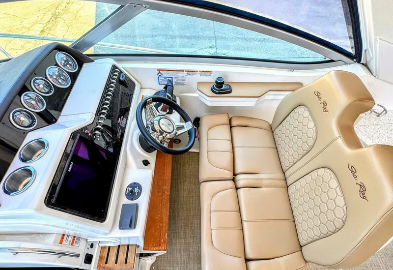 Slide: The Image of Sea Ray 350 Sundancer 2019 - 8