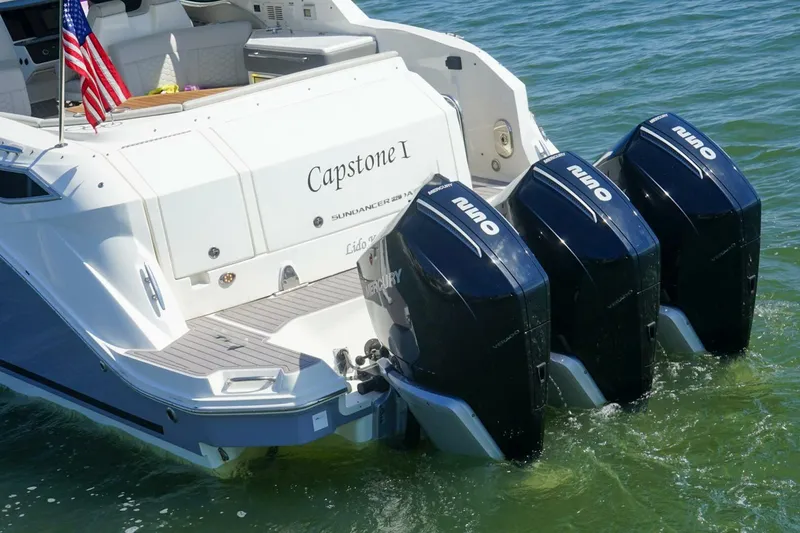 Slide: The Image of Sea Ray 320 Sundancer Outboard 2023 - 5