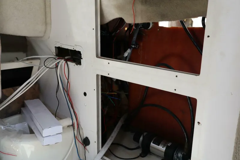 Slide: The Image of Sea Boss 235 Walkaround 2005 - 16