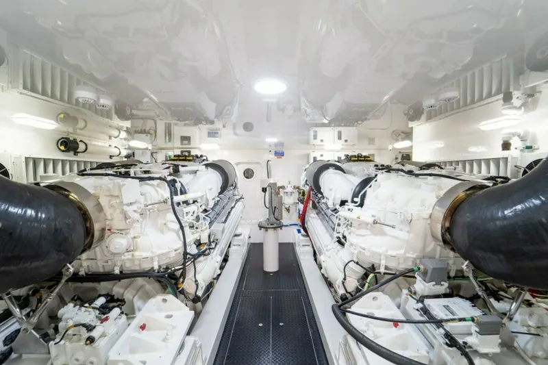 Slide: The Image of Viking 72 Convertible 2018 - 50
