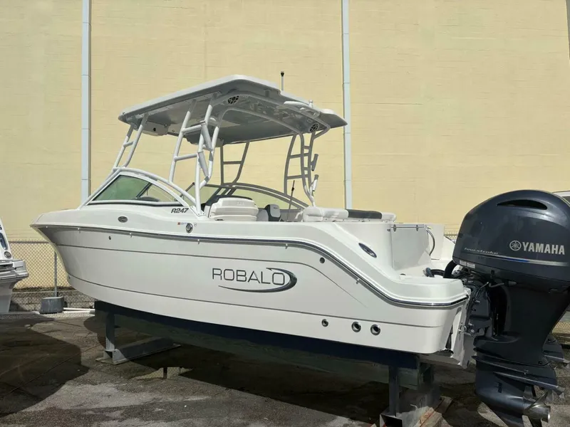 The Image of Robalo R247 Dual Console 2021 - 0
