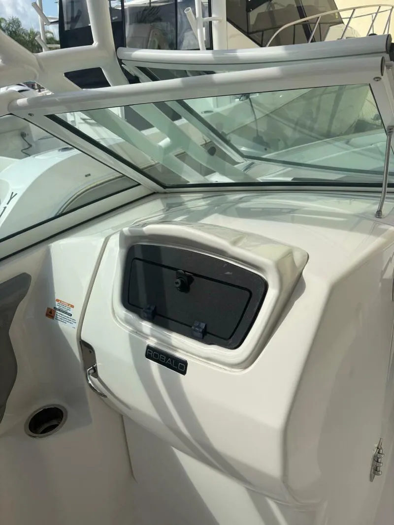 Slide: The Image of Robalo R247 Dual Console 2021 - 10