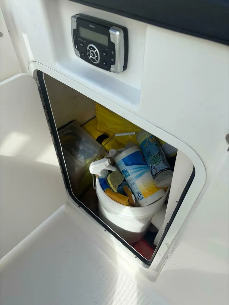 Slide: The Image of Robalo R247 Dual Console 2021 - 11