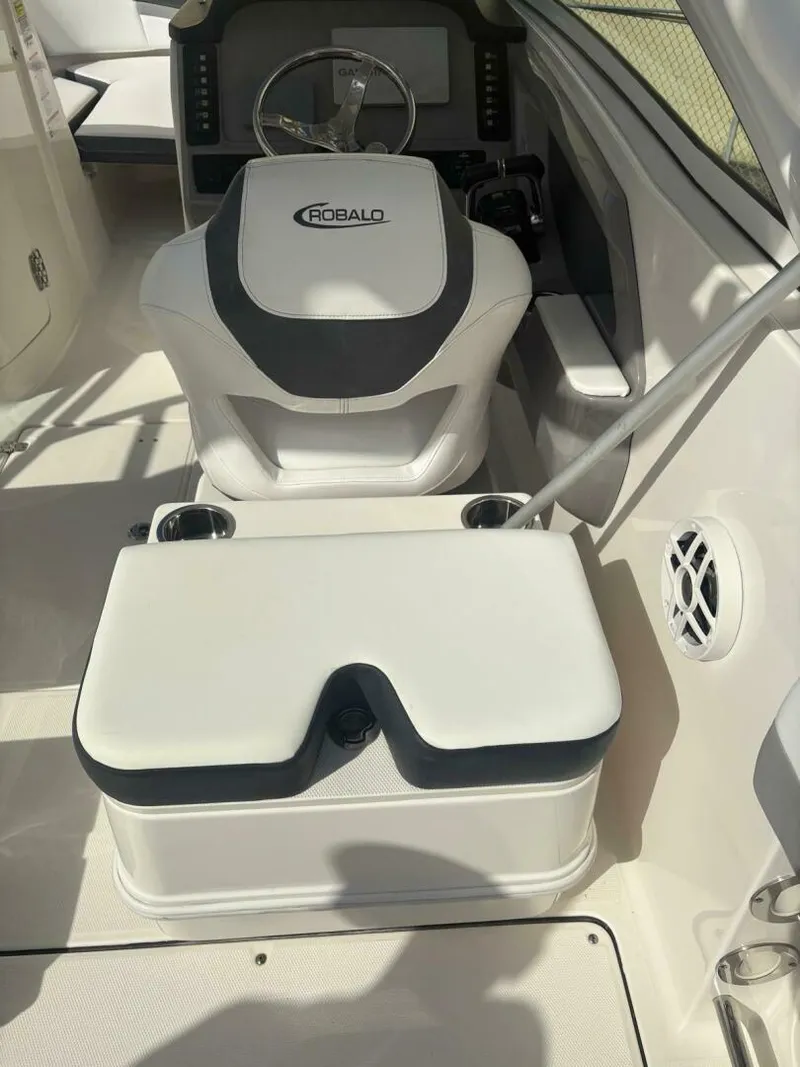 Slide: The Image of Robalo R247 Dual Console 2021 - 12