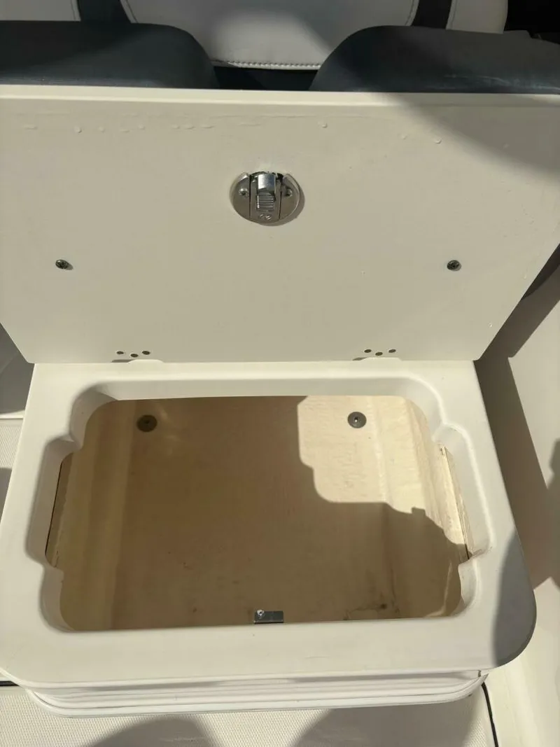 Slide: The Image of Robalo R247 Dual Console 2021 - 13