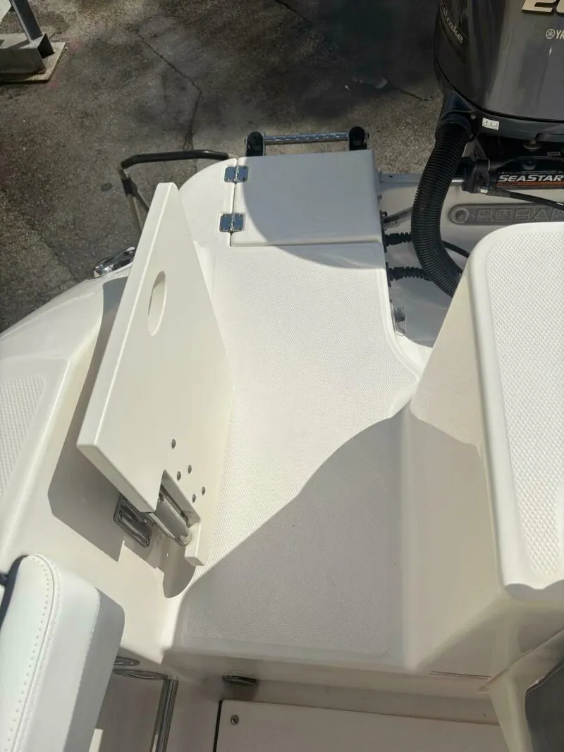 Slide: The Image of Robalo R247 Dual Console 2021 - 15