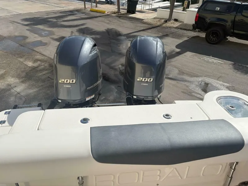 Slide: The Image of Robalo R247 Dual Console 2021 - 16