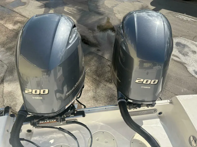 Slide: The Image of Robalo R247 Dual Console 2021 - 17