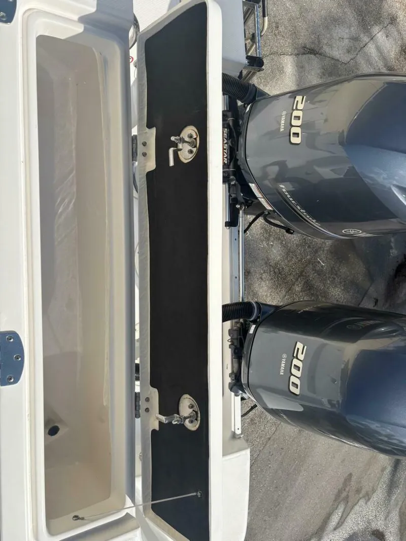 Slide: The Image of Robalo R247 Dual Console 2021 - 19