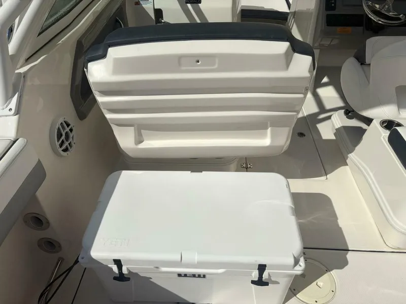 Slide: The Image of Robalo R247 Dual Console 2021 - 20