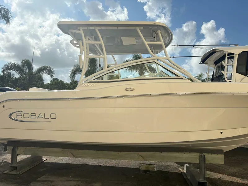Slide: The Image of Robalo R247 Dual Console 2021 - 27