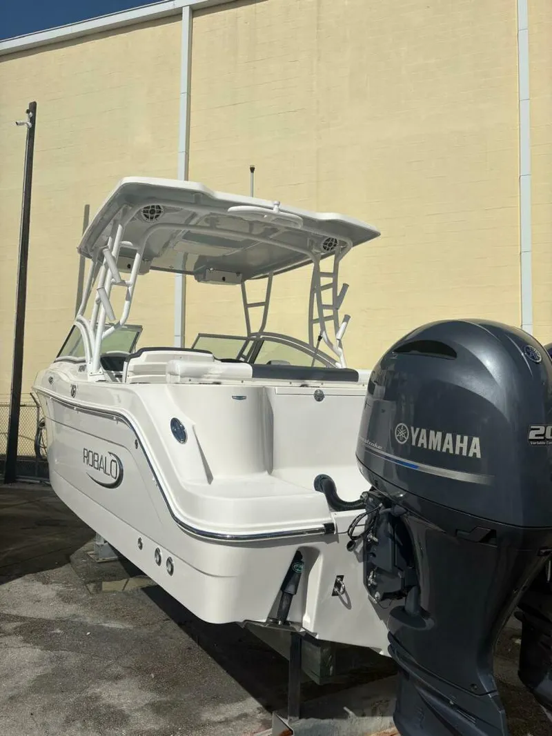 Slide: The Image of Robalo R247 Dual Console 2021 - 28