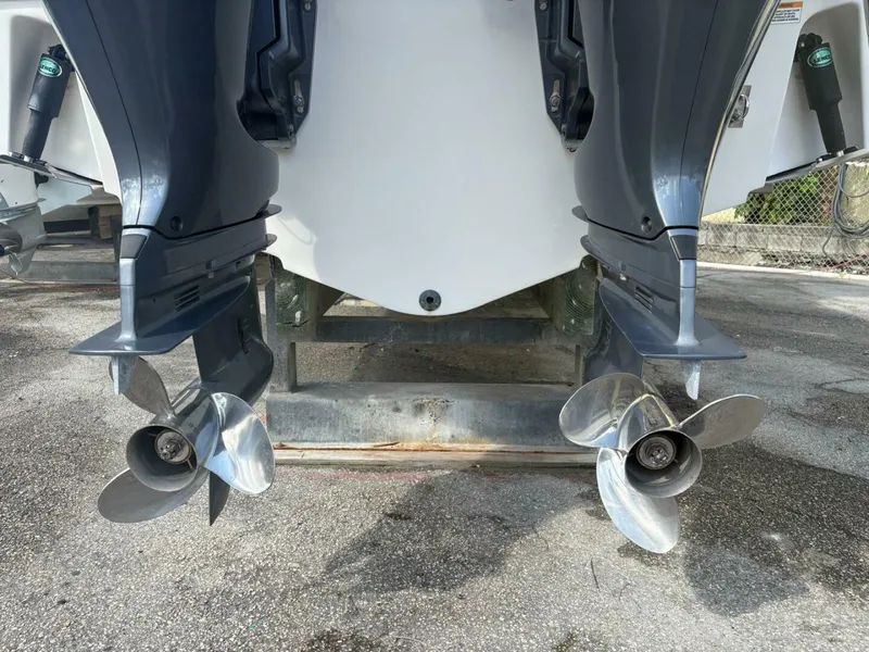 Slide: The Image of Robalo R247 Dual Console 2021 - 29