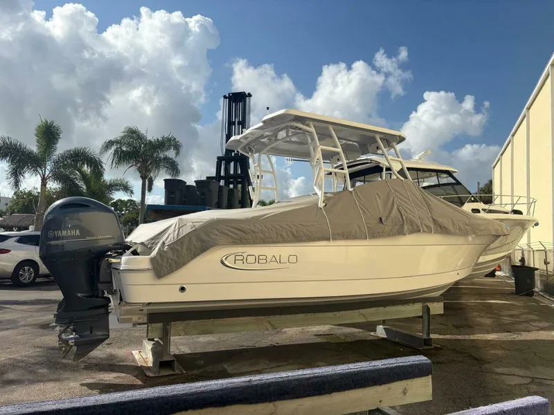 Slide: The Image of Robalo R247 Dual Console 2021 - 4