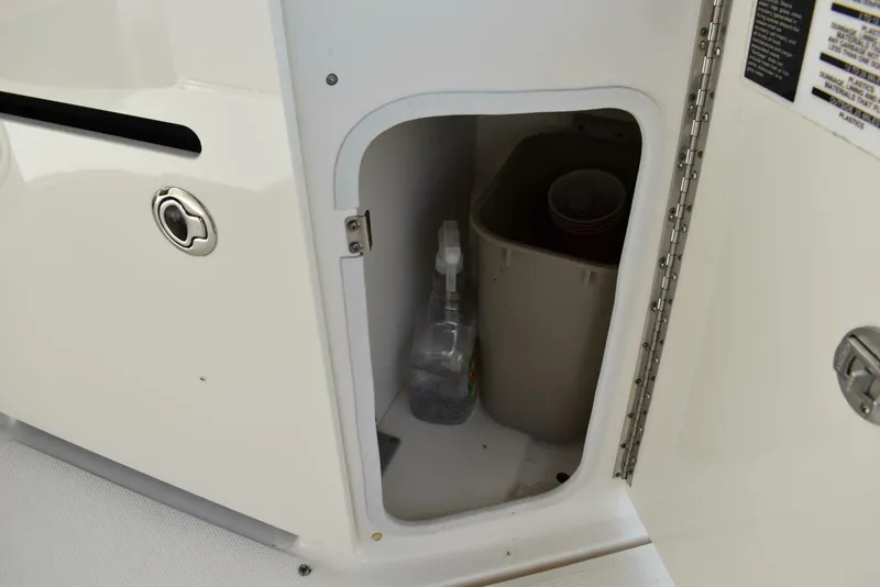 Slide: The Image of Sea Ray 310 Sundancer 2011 - 15