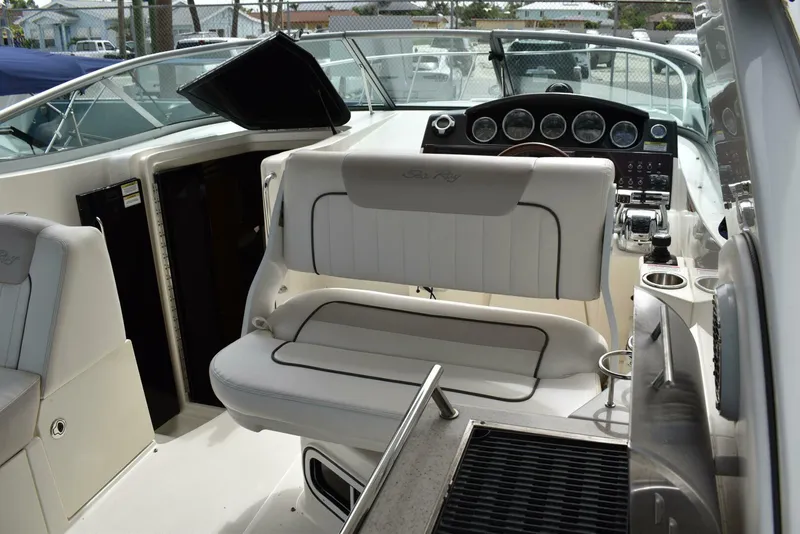 Slide: The Image of Sea Ray 310 Sundancer 2011 - 18