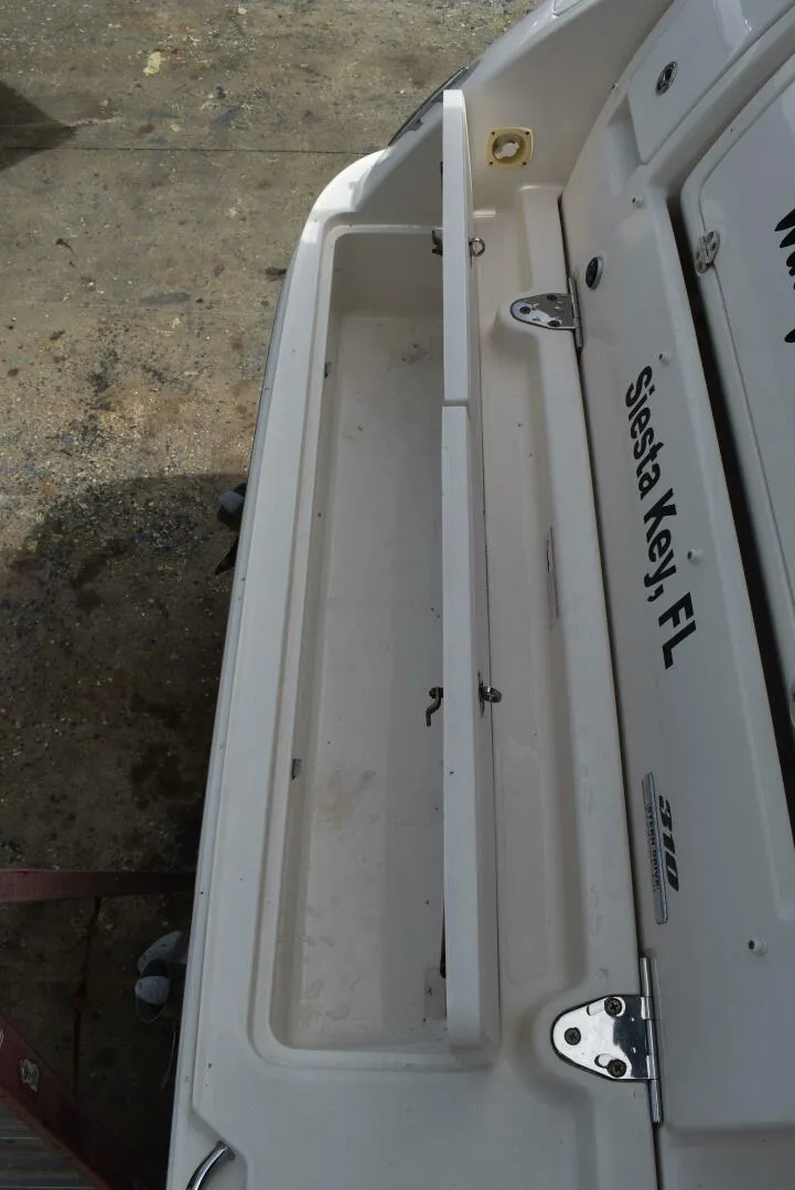Slide: The Image of Sea Ray 310 Sundancer 2011 - 8
