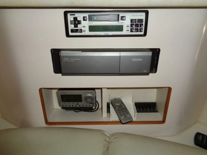 Slide: The Image of Sea Ray 370 Sundancer 1997 - 19