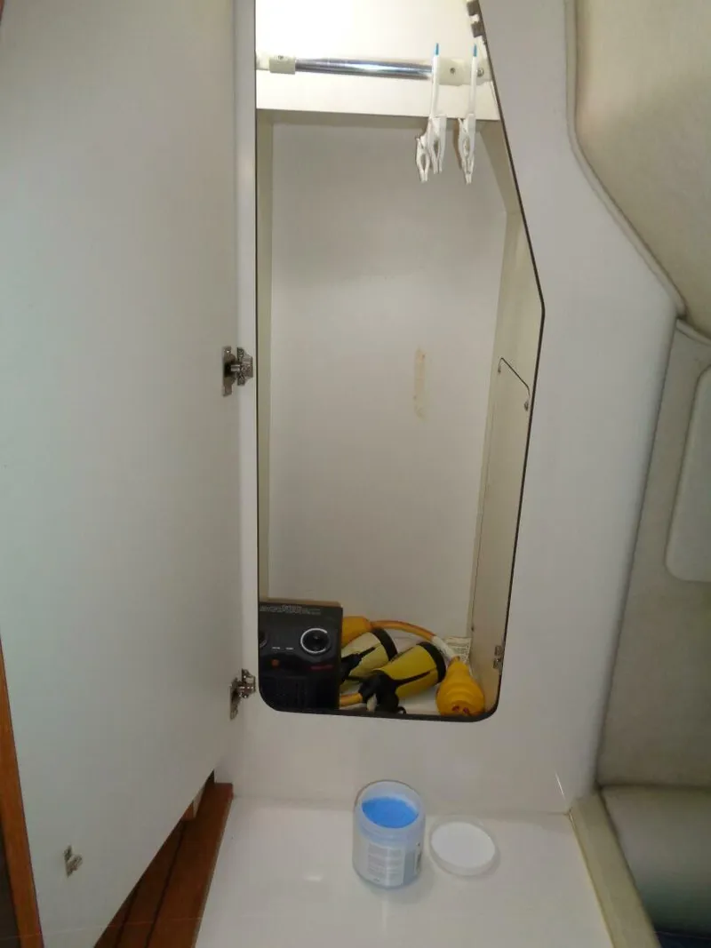Slide: The Image of Sea Ray 370 Sundancer 1997 - 29