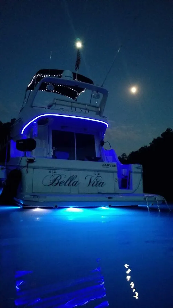 Slide: The Image of Carver Yachts 360 Sport Sedan 2004 - 15