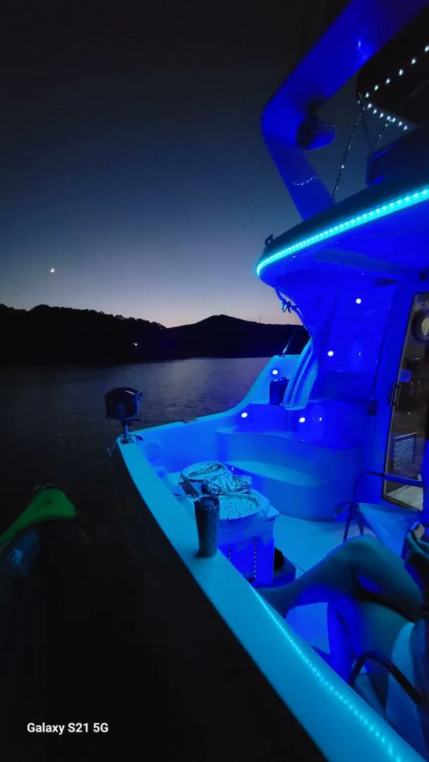 Slide: The Image of Carver Yachts 360 Sport Sedan 2004 - 16