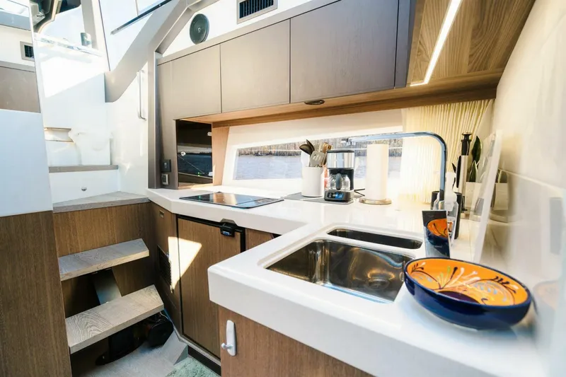 Slide: The Image of Galeon 425 HTS 2023 - 19