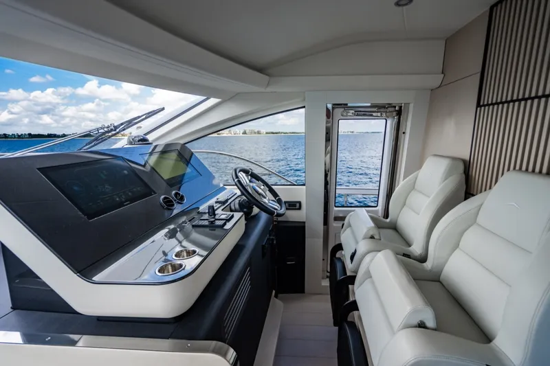 Slide: The Image of Azimut Fly 68 2023 - 10
