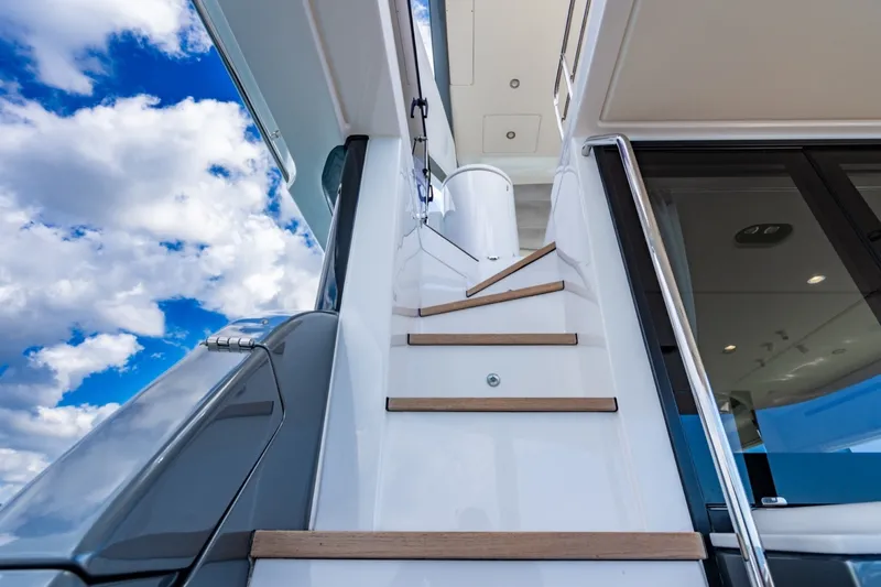 Slide: The Image of Azimut Fly 68 2023 - 24