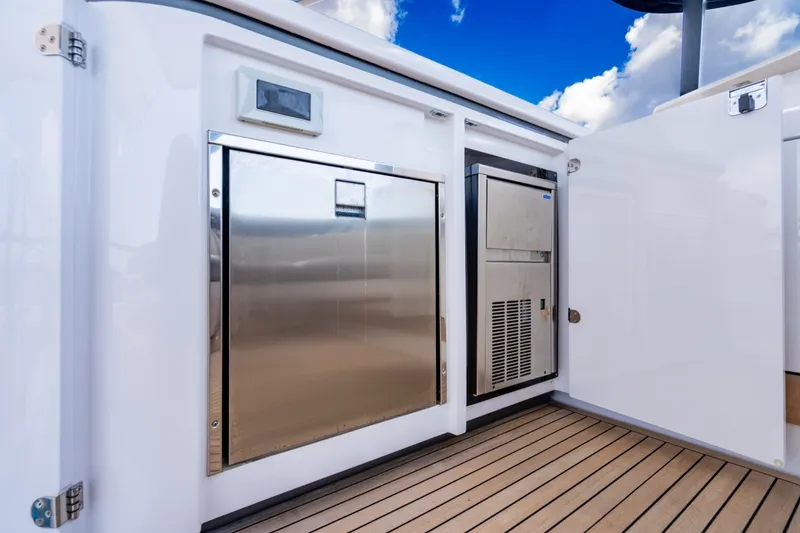 Slide: The Image of Azimut Fly 68 2023 - 30