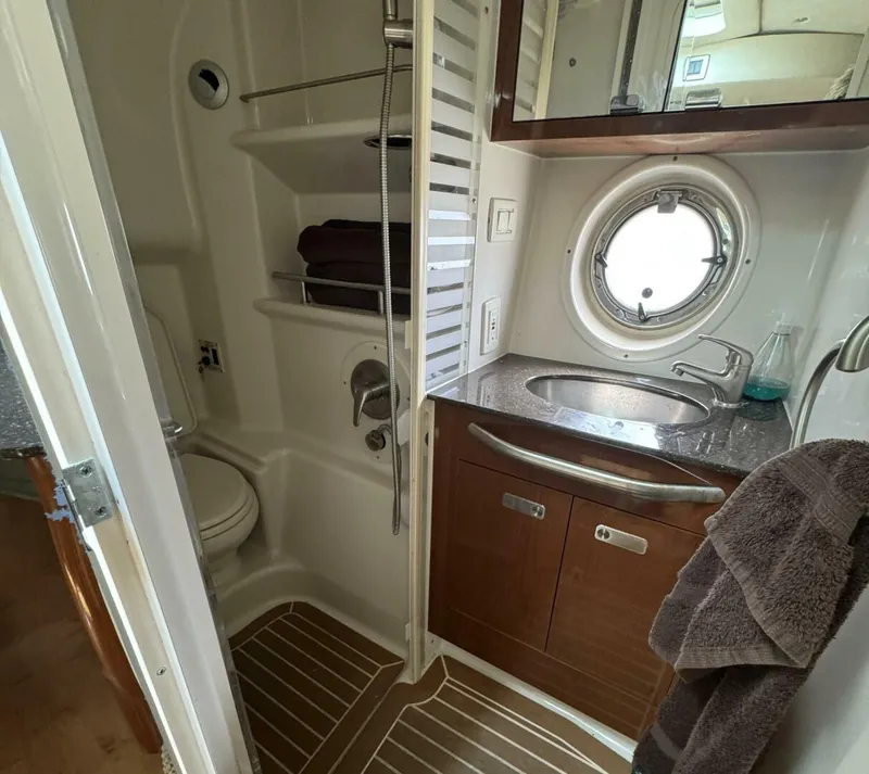 Slide: The Image of Sea Ray 370 Sundancer 2012 - 16