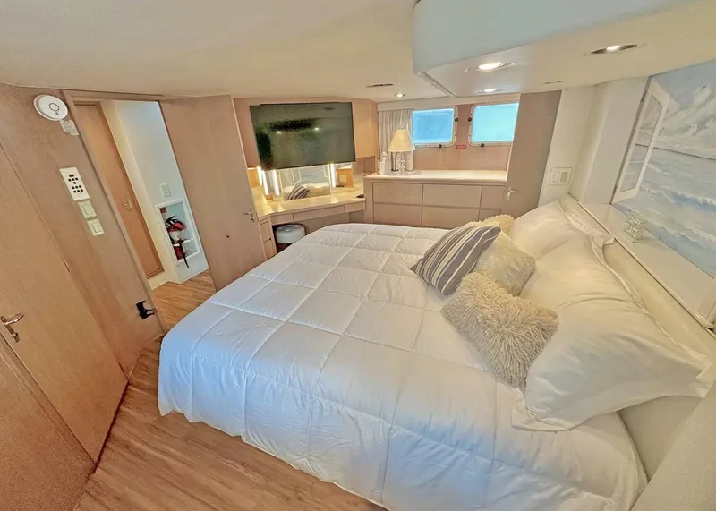 Slide: The Image of Hatteras Cockpit Motoryacht 1994 - 33
