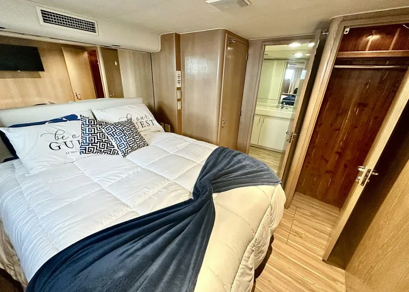 Slide: The Image of Hatteras Cockpit Motoryacht 1994 - 5