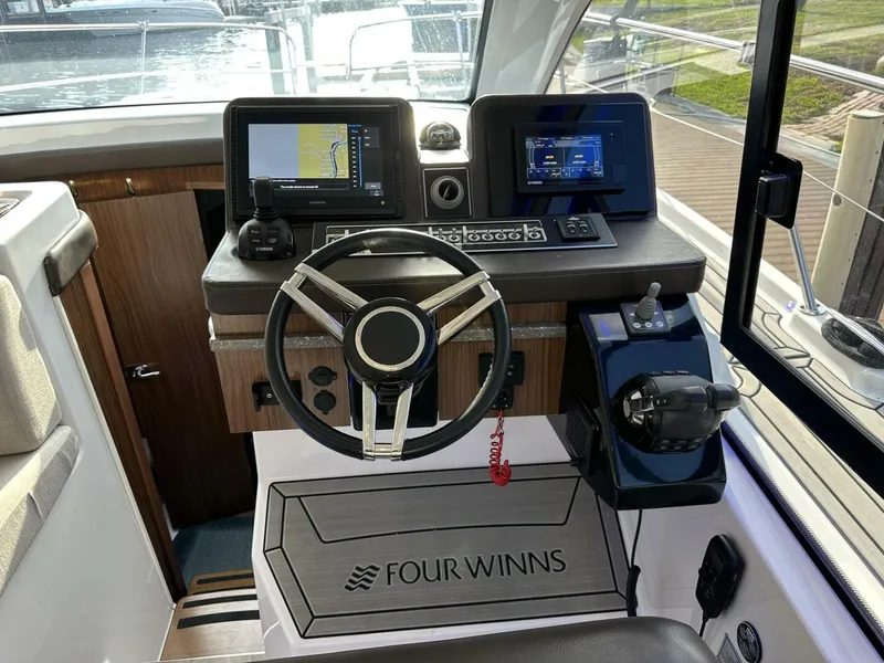 Slide: The Image of Four Winns Vista 355 Coupe 2020 - 11