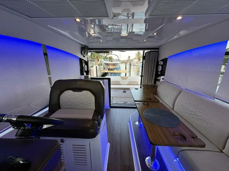 Slide: The Image of Four Winns Vista 355 Coupe 2020 - 18