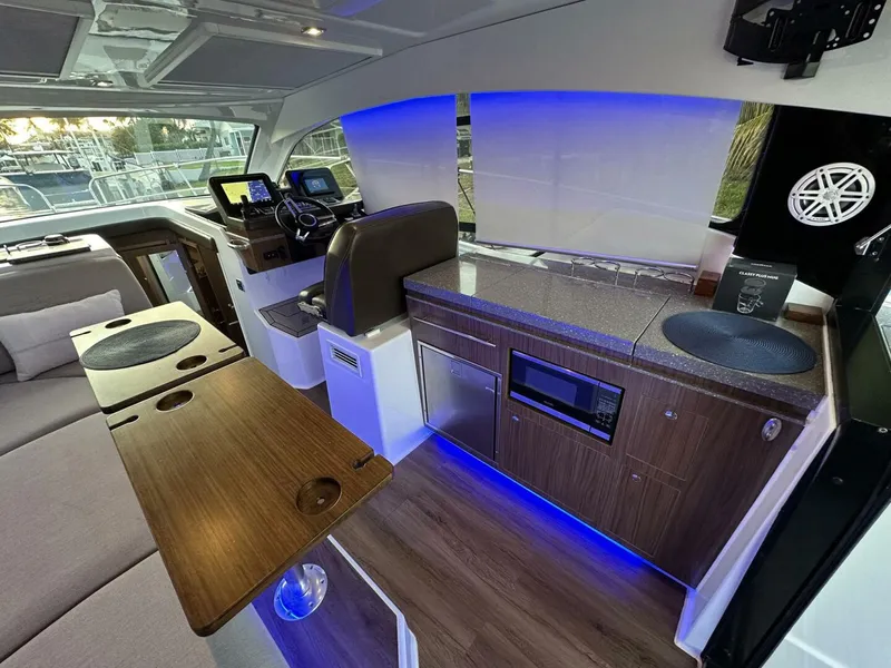 Slide: The Image of Four Winns Vista 355 Coupe 2020 - 24