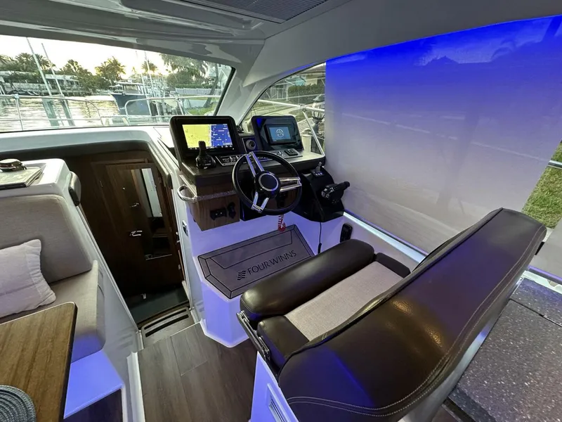 Slide: The Image of Four Winns Vista 355 Coupe 2020 - 25