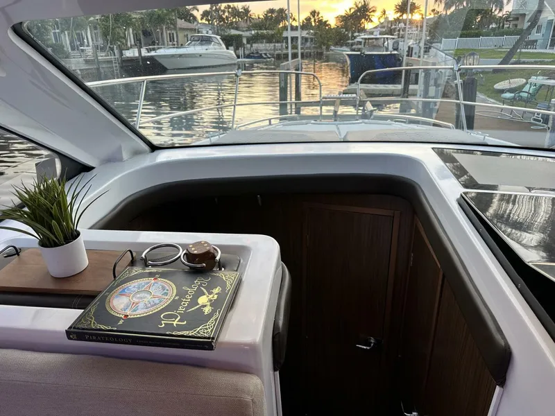 Slide: The Image of Four Winns Vista 355 Coupe 2020 - 31