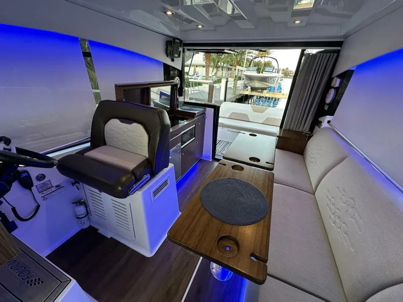 Slide: The Image of Four Winns Vista 355 Coupe 2020 - 33