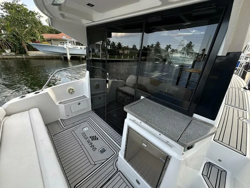 Slide: The Image of Four Winns Vista 355 Coupe 2020 - 4