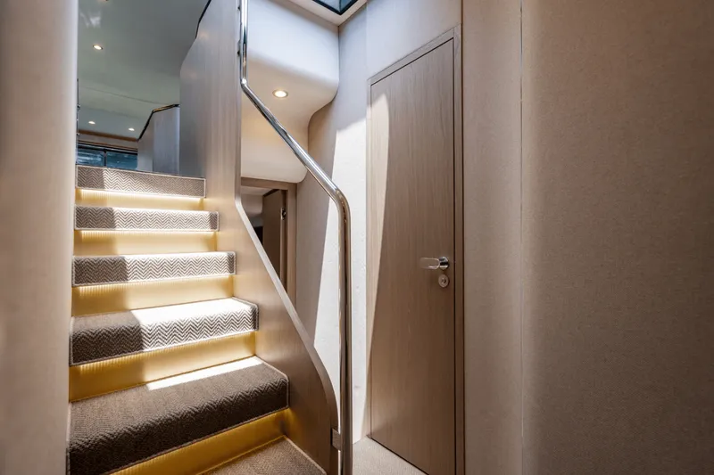 Slide: The Image of Azimut 60 FLY 2024 - 16