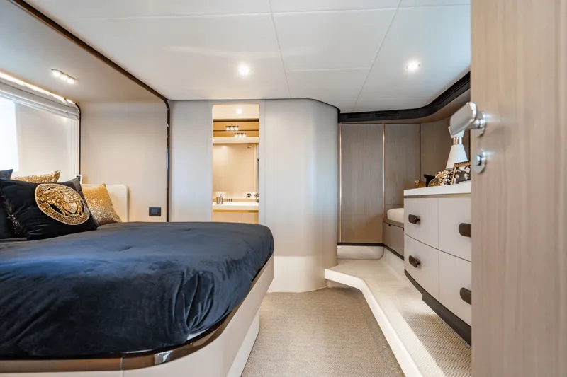 Slide: The Image of Azimut 60 FLY 2024 - 22