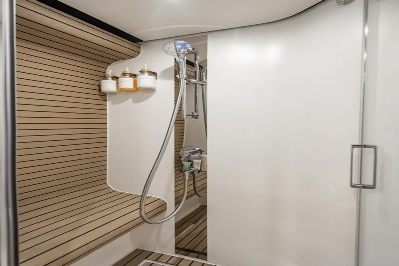 Slide: The Image of Azimut 60 FLY 2024 - 28