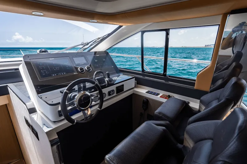 Slide: The Image of Azimut 60 FLY 2024 - 41