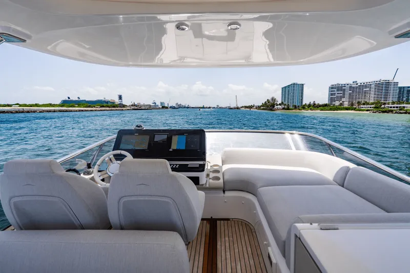 Slide: The Image of Azimut 60 FLY 2024 - 62