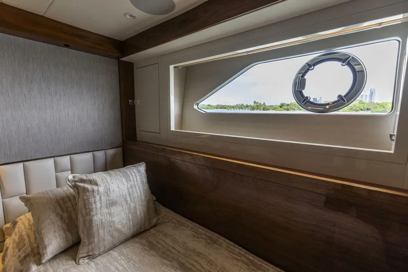 Slide: The Image of Sunseeker Manhattan 2021 - 44
